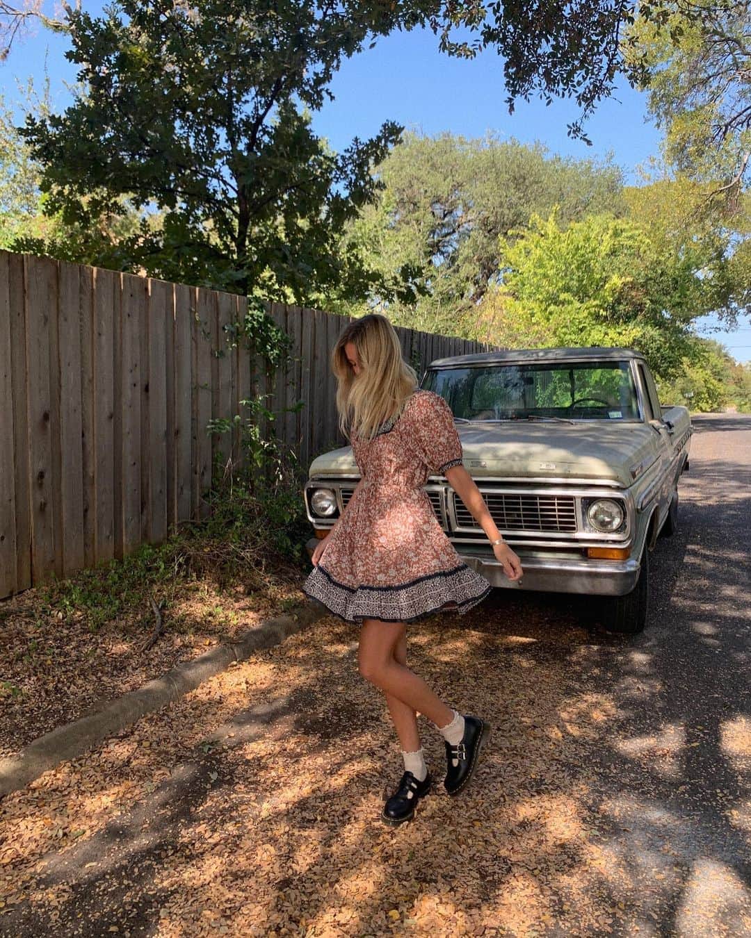 クレオベラのインスタグラム：「Swirling and whirling and mixing old with new 🍂 @cortezhelene in the Gabrielle Mini Dress!」