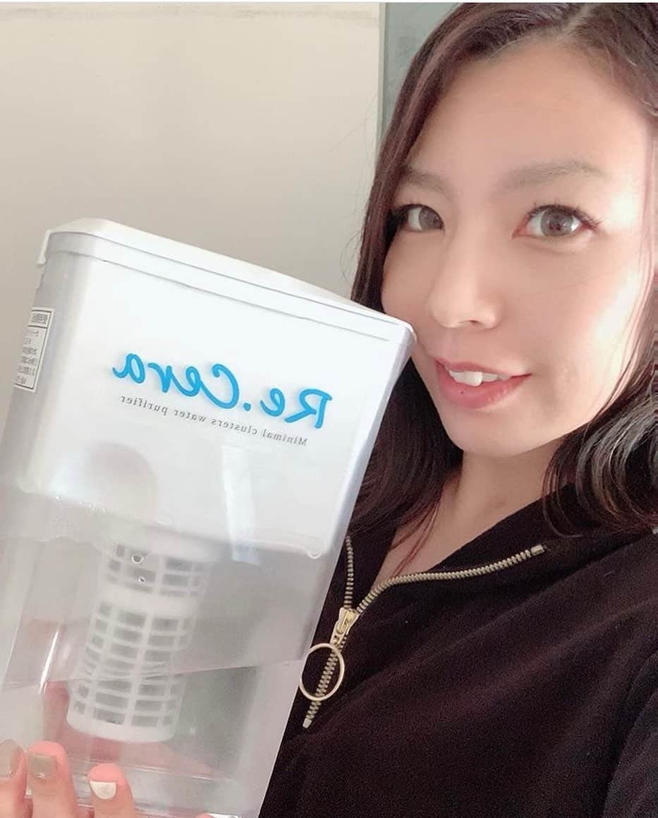 veggy_ambassadorさんのインスタグラム写真 - (veggy_ambassadorInstagram)「Repost from @nacyu_fit.323   私の毎日のお水♡ . @sportsperformance_recera のRe.Cera！ 毎日フル稼働しています♡ スポーツパフォーマンスウォーター٩(ˊᗜˋ*)و お水を注ぐだけで簡単に低分子クラスター浸透水を作ることができます！ 最近は料理やコーヒー、プロテインにも使っていますがもう美味しい♡ . 疲れにくくなったような気もします(o´艸`) . 気になる方はぜひプロフィールリンクよりチェックしてみてください♡ . 泊まりの仕事の時も持っていってるんだけどちょっと不便だから携帯用の浄水器を買おうか考え中！ もう手放せません♡ . #リセラ #リセラ公式アンバサダー #低分子クラスター浸透水 @sportsperformance_recera #目指せ美ボディ #美ボディ  #美ボディメイク #ボディメイク #bodymake #ボディメイク食 #ワークアウト #workout  #筋トレ #筋トレ女子 #筋トレママ #子育てママ #筋トレ食 #ジムトレ  #パーソナルトレーニング #パーソナルトレーナー #バスガイド #美ボディさんと繋がりたい #筋トレ女子と繋がりたい #トレーニーさんと繋がりたい #筋トレ好きと繋がりたい #followme」11月6日 4時44分 - nadeshiko_official_shop