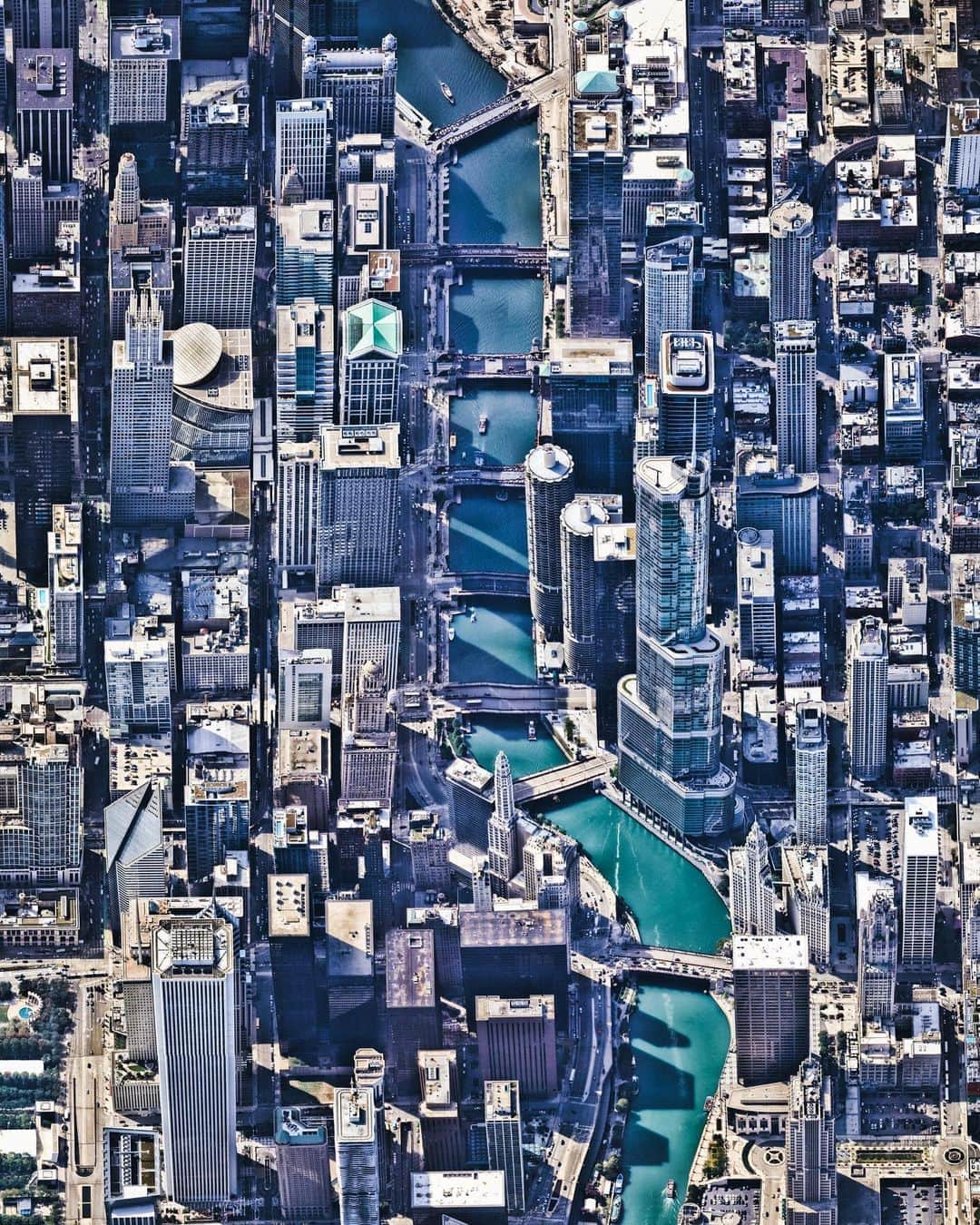 Daily Overviewさんのインスタグラム写真 - (Daily OverviewInstagram)「Chicago, Illinois, is the third most populous city in the United States, with about 2.7 million residents. This Overview shows the Chicago River flowing through the city center, dividing The Loop (left) and Near North Side (right) communities. Many of the city’s notable skyscrapers can be seen from this perspective, including the Crain Communications Building, Trump International Hotel and Tower, and Tribune Tower. - Created by @overview Source imagery: @nearmap」11月6日 4時46分 - dailyoverview