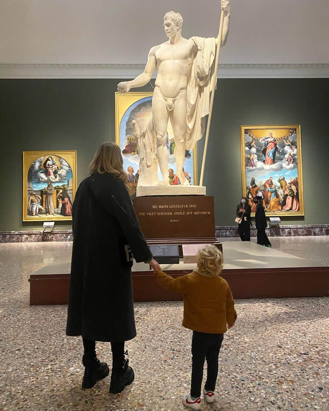 キアラ・フェラーニさんのインスタグラム写真 - (キアラ・フェラーニInstagram)「We visited Pinacoteca di Brera tonight just ahead of the new lockdown. I promised myself to bring Leo to all the museums in Milan when they open again (hopefully in 2 weeks) 🤞🏻🙏🏻🤞🏻」11月6日 4時50分 - chiaraferragni