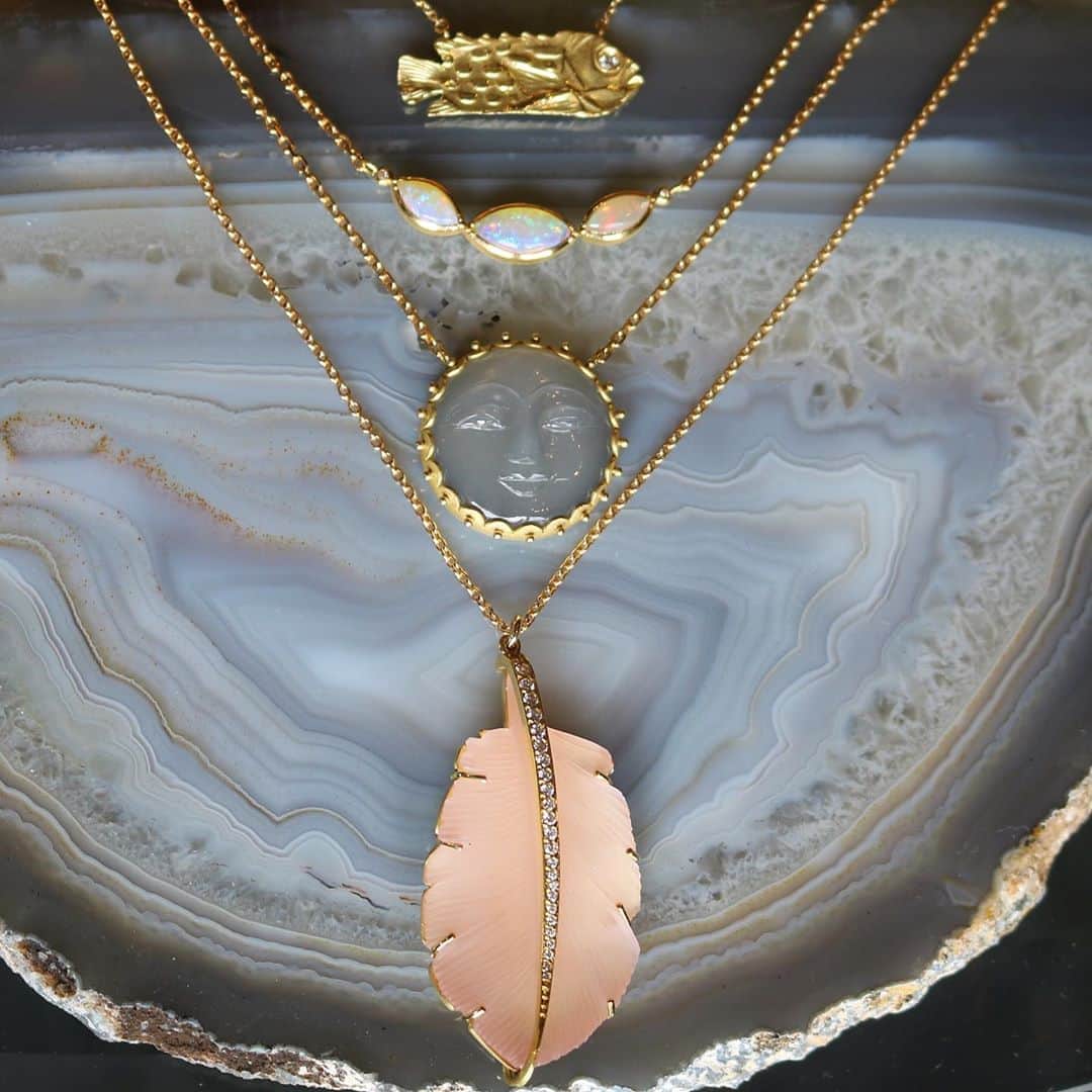 ブルックグレグソンさんのインスタグラム写真 - (ブルックグレグソンInstagram)「Earth, Sky, and Sea talismanic necklaces coming together. 🌝 🍃 🐟 #talismanjewelry #handcarved #rosequartz #greymoonstone #opal #18kgold #brookegregson」11月6日 4時55分 - brookegregson