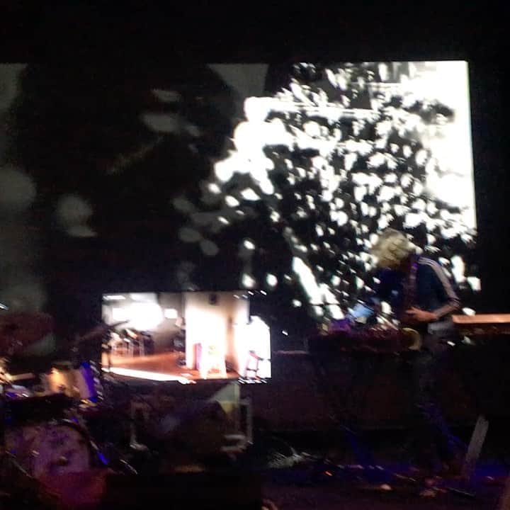 ディアフーフのインスタグラム：「I had a 6:45am soundcheck today with people 5,391 miles away.  It's enough to make one groggy.  I've been collaborating with the incredible Berlin-based duo Training and amazing filmmaker Işıl Karataş on a recording/video project that was intended to have an in-person performance tomorrow as part of Berlin JazzFest.  I remain in Albuquerque, but the rest of the gang is in Berlin, and the show is very much going on (with no audience). The show is tomorrow, Friday, at 11am West Coast, 2pm East Coast US time.  Very excited to be a part of it and proud of the work we've done together/apart.  If you'd like to watch, there will be a livestream at: https://www.berlinerfestspiele.de/en/berliner-festspiele/on-demand/2020/jazzfest-berlin/jazzfest-berlin-festivalstream.html -- John」
