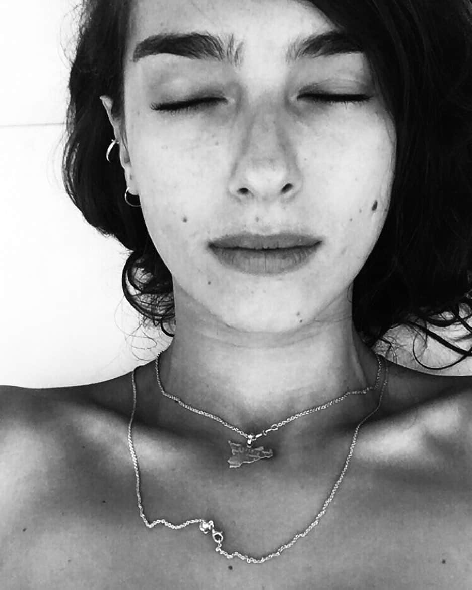 Stella Egittoのインスタグラム：「Silenzio.  E quando non possiamo permettercelo il silenzio attingiamo solo dalle nostre parole migliori e scegliamo di riporle solo nelle giuste sedi.  Combattiamole col buon senso le nostre battaglie .」