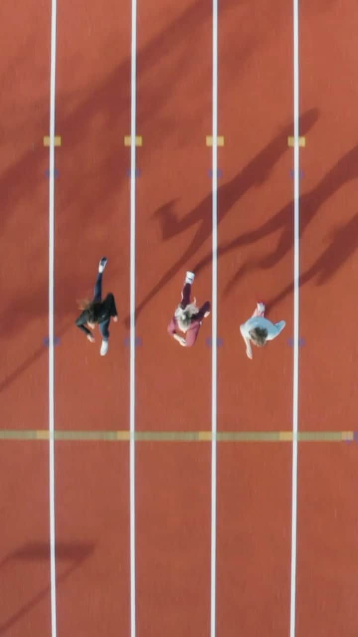 リサンネ・デ・ウィッテのインスタグラム：「Some serious business at the track 💥  Why does it look so weird from this angle?😂😂  🏃‍♀️🏃‍♀️🏃‍♂️: @lisannedewitte @jamile_samuel @jensoosterink  🎥: @danvernonphoto   #runnersofig #drone #running #team #runtoinspire #trackandfield #workout #speed」