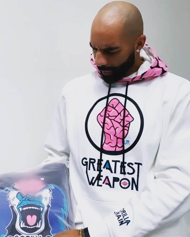 カルロス・ブーザーのインスタグラム：「What You Know About That @gorillabrainculture_ !!! My Bro @lutherfreeman Has Created A Brand To Encourage Us All To Tap In To Our “Gorilla Brain” Where We Show Our Genius By Aggressively Expressing Ourselves To Be Our Highest Self... The Material Is Amazing!!! The Attention To Detail That Luther Used With Putting This Brand Together Is The Same Detail He Exudes In His Everyday Life As He’s Been Dedicated To Helping Others Achieve Their Fitness & Life Goals!!! Go Cop Your Gear Now And Tap In!!! #gorillabrain #HOLDAT 📷: @anishka________」