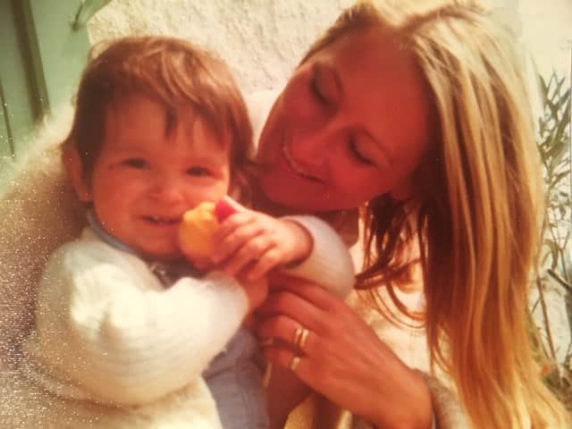 カロリーヌ・ド・メグレのインスタグラム：「Rare picture of me eating an apple, thought I should share this healthy moment Hi Mom! 👋❤️ #HatersWillSayItsAProp」