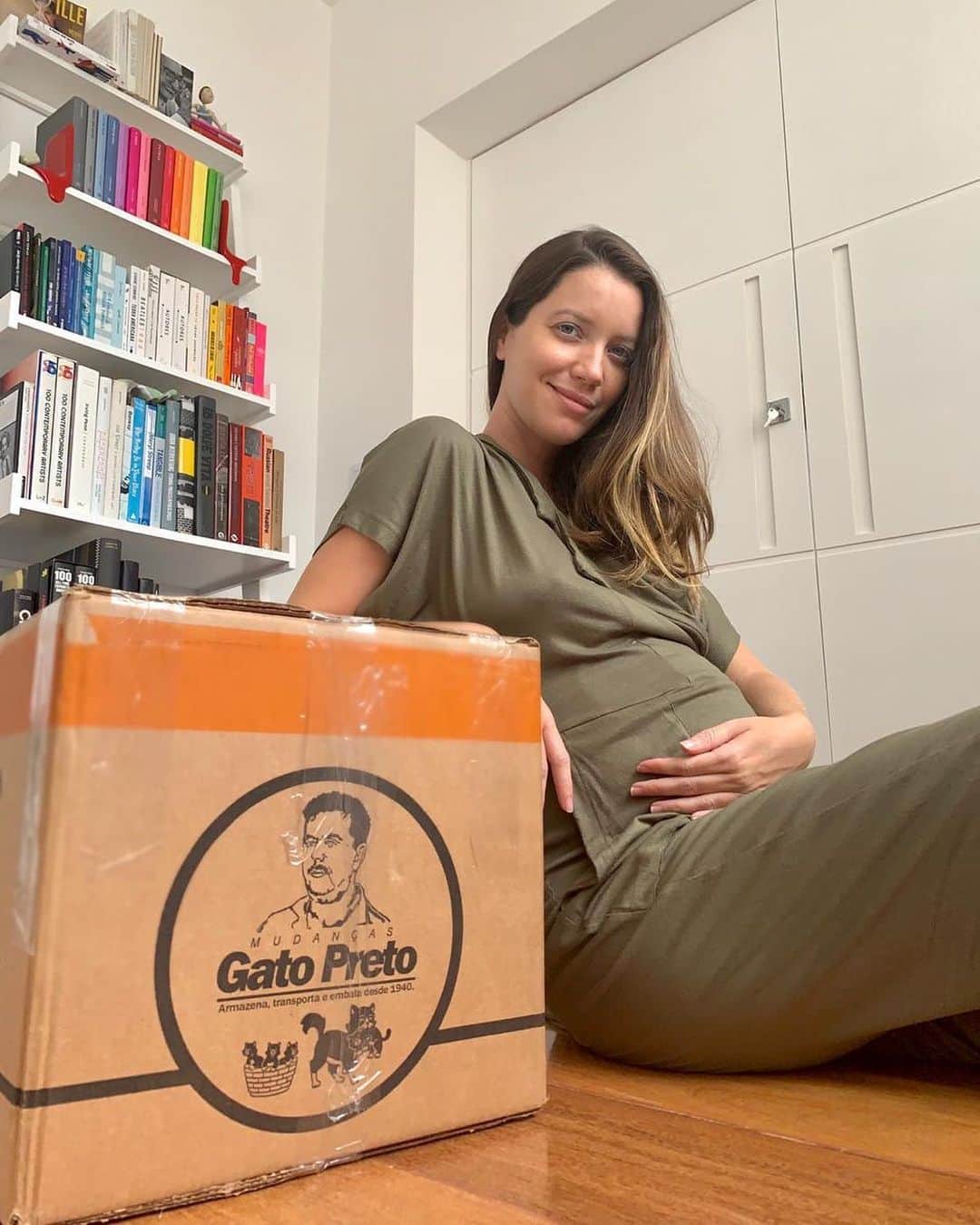 ナタリア・ディルのインスタグラム：「Um #TBT de hoje mais cedo pra agradecer a @gatopretomudancas pela minha mudança! Sim! Tiramos uns diazinhos de folga para relaxar, e a equipe da Gato Preto resolveu toda minha mudança, com total segurança e cuidado. Cheguei só pra desembrulhar tudo e começar a arrumar a casinha nova! Nos stories deixei algumas imagens do dia da mudança! #GatoPretoMudanças #GatoPretoMudanças80anos #EuMeMudeiComAGatoPretoMudanças」