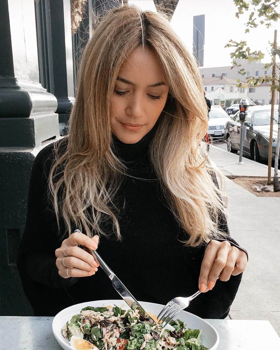 Bianca Cheah Chalmersのインスタグラム：「BLONDE HAIR! Should I go back blonde or stay dark? It took me 7 while months of constant visits to my hair colourist to achieve this look so my hair wouldn’t break off. And now I want a new change again. So yes or no?」