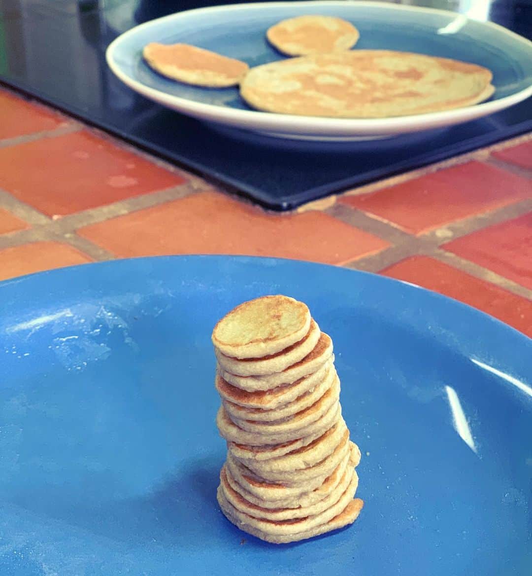 福本幸子さんのインスタグラム写真 - (福本幸子Instagram)「我が家の手抜き朝飯。みんな大好き、罪悪感０ヘルシーパンケーキ。材料は、オートミール、卵、バナナのみ。ムスメ用に一口サイズ作りすぎたから重ねてみた。Our lazy, guilt-free pancake #breakfast 🙌🏾 My daughter loves her mini pancakes.」11月6日 5時30分 - okinawajudy