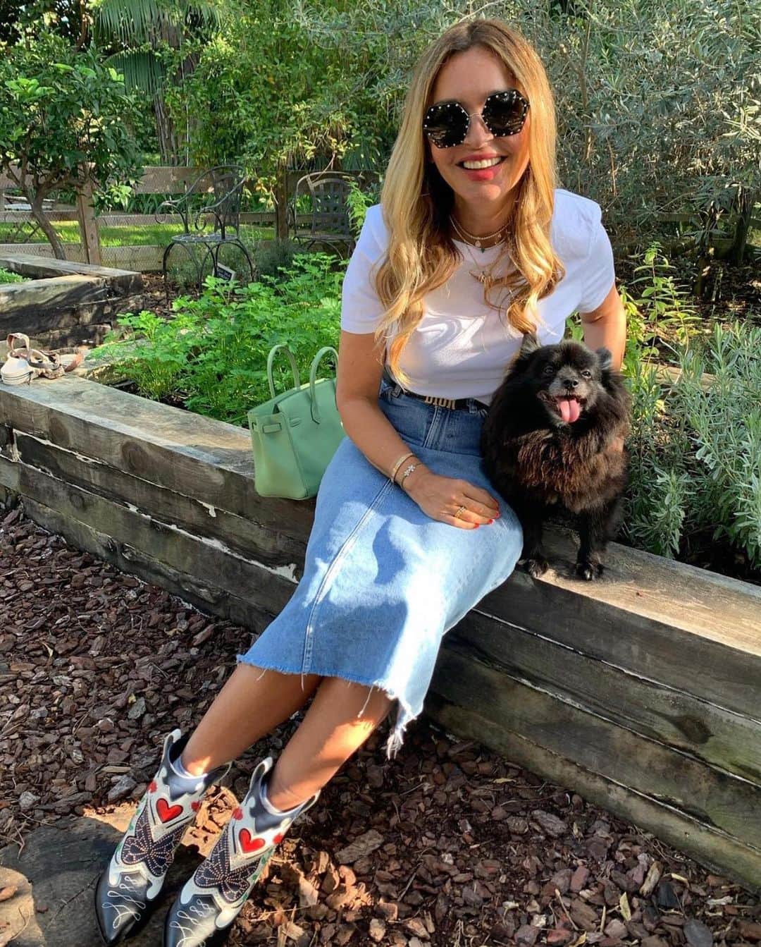 SOPHIA WEBSTERさんのインスタグラム写真 - (SOPHIA WEBSTERInstagram)「Happiness looks like… @bycamelia, pups and our fave 'Shelby' bootie! 🦋♥️🐶⁣ ⁣ #SophiaWebster #SophiaWebsterBoots」11月6日 5時37分 - sophiawebster