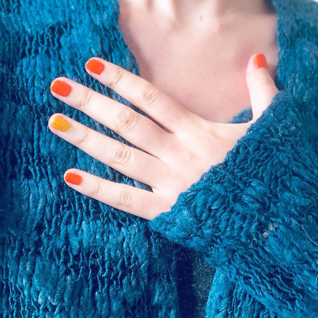 のインスタグラム：「I’ve tried to throw away this Benetton sweater for over 10 years but every time I couldn’t, like when I put new colors on my nails. OK I’ll make it vintage by myself. . . どうにも似合わないと思いつつ断捨離できない服ってありますね。透かし編みモヘアでめっちゃ毛がつく上に大してあったかくもないのだが、いくら雑に洗ってもダメにならずに十数年。いい色だなぁ。色合わせに困ったら爪塗ればええんや。 . #nails💅 #unitedcolorsofbenetton #makeitvintage #loungewear #nailholic  #nailholic_kose #feltfeeling」