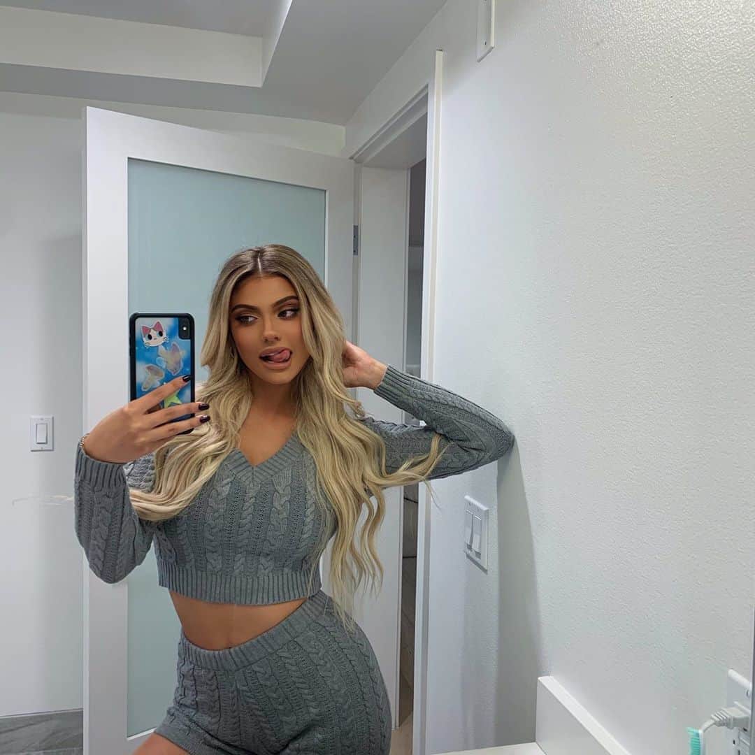 ケルシーのインスタグラム：「comfy fit from @fashionnova fashionnovapartner」
