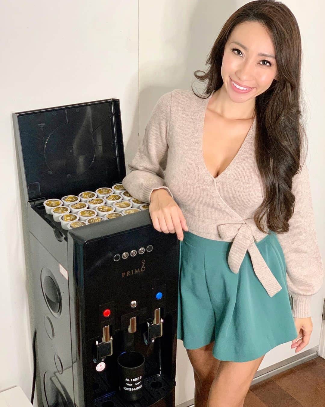 春名愛海のインスタグラム：「I found @sparkletts_h2o with Keruig attached and I had to try this 😆 I usually drink warm water first thing in the morning and now I have @sparkletts_h2o I can get perfect temperature instantly, then when Leo is busy playing, I can get my coffee instantly too! So No more “oh I tried to make coffee and didn’t happen”. I signed up on their delivery service to make my life easy and of course they offer contactless delivery❤︎ . . .  #bottledwater #sparkletts #water #stayhydrated #contactlessdelivery #deliveryservice #water #momlifebelike #momlifestyle #mamas #boymom #toddlermom #japanese  #asian #boymom #happy #lalife #influencer #momlife #losangeles #revolveme #japnesemodel #ロサンゼルス #カリフォルニア #ママスタ  #海外生活  #ママリ  #ママライフ  #バイリンガル」