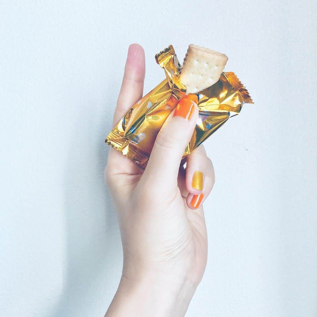 岡田育さんのインスタグラム写真 - (岡田育Instagram)「. Golden butter biscuit ✨🍁🧈🍁✨ . #ビスコ #ビスコ発酵バター仕立て #nailholic #nailholic_kose #なんかに似てると思った #おいしくてつよくなる #colormeautumn #もはや主食」11月6日 5時54分 - okadaic