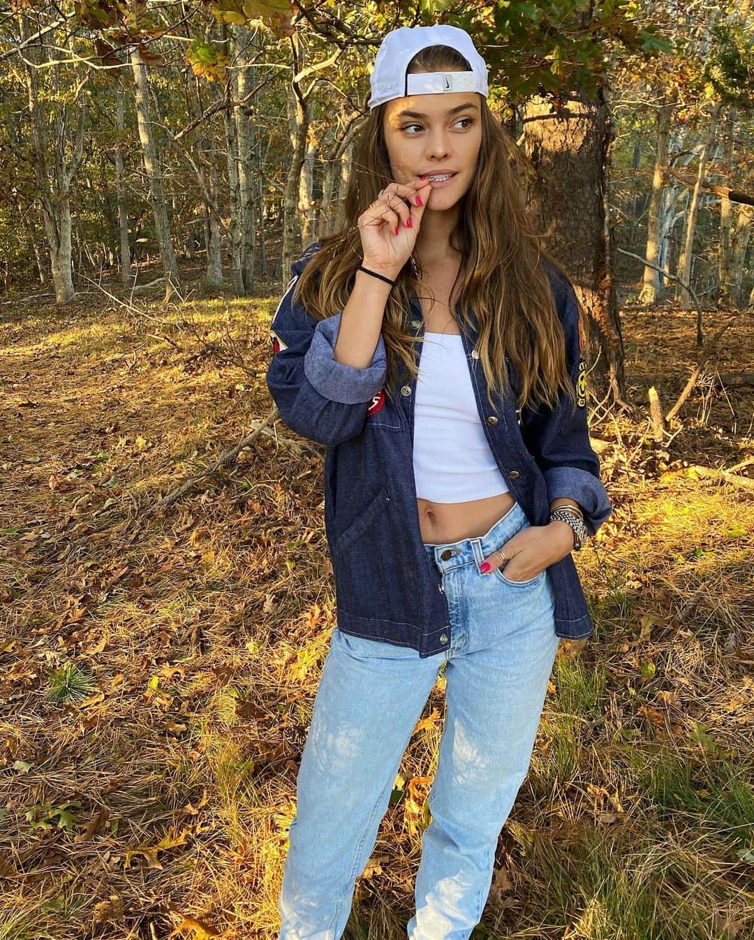 ニーナ・アグダルのインスタグラム：「Just a friendly reminder to get outside and breathe some fresh air 🌾🌞」