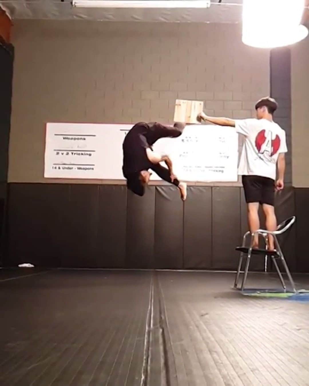 レッドブルのインスタグラム：「forever wishing we had even just half of @shinmincheol's athletic ability 😅 💥  #redbull #givesyouwiiings #taekwondo #flip #kick #martialarts #tkd」