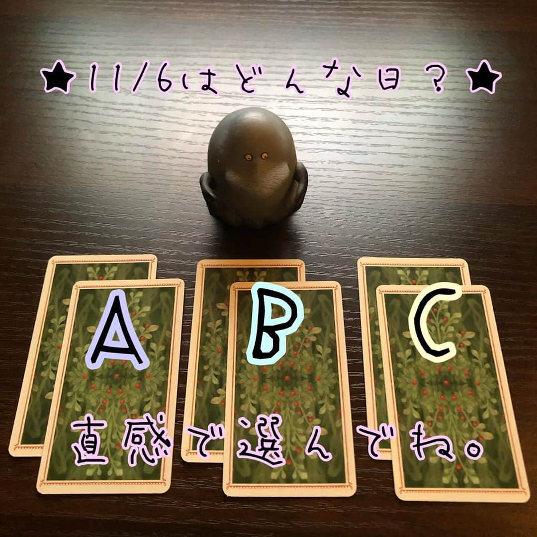 白珠イチゴのインスタグラム：「★11/6はどんな日？★ 直感で選んでください。 . . . . . . . . . . . . . . . ★結果★ . Ａを選んだ方。 今までの頑張りが認められて、とっても嬉しい気持ちになりそう。 ラッキーではなく、あなたが努力した結果なので存分にその喜びを噛み締めて。 今までのことをやって良かったと思えます。 今日はネガティヴ厳禁。 明るい気持ちが運気を上げます。 楽しんで！ . Ｂを選んだ方。 過去、諦めかけていたことがもう一度表面化してきます。 そして、諦めなくてよかったと思えるのではないでしょうか。 仕事にしても恋愛にしても、周囲に対する気配りが運気を上げる時です。 単純にお金と幸運というイメージもあるので、宝くじ買ってみてもいいかも。 . Ｃを選んだ方。 状況は悪くないはずなのに、なんだか心はモヤモヤする一日。 展開が理想的すぎて、そんなうまくいくわけないじゃんって思ってしまいそう。 でも、それは思い過ごしなので良い連絡がきたら乗ってみて。 投げ出さないで。 . ★今日も一日、事故の無いよう元気に頑張りましょう★  #明日の運勢 #タロット #タロット占い  #タロットカード #タロットリーディング #無料占い #占い  #占い無料  #あしたの運勢  #nicolettaceccoli  #ニコレッタチェッコリタロット #占い芸人  #吉本芸人 #吉本  #三択占い #若手芸人 #女芸人 #仕事運 #恋愛運 #金運 #好きな人 #片想い #独身 #開運 #未来 #幸せ #恋愛相談 #人生相談 #占い好きな人と繋がりたい」