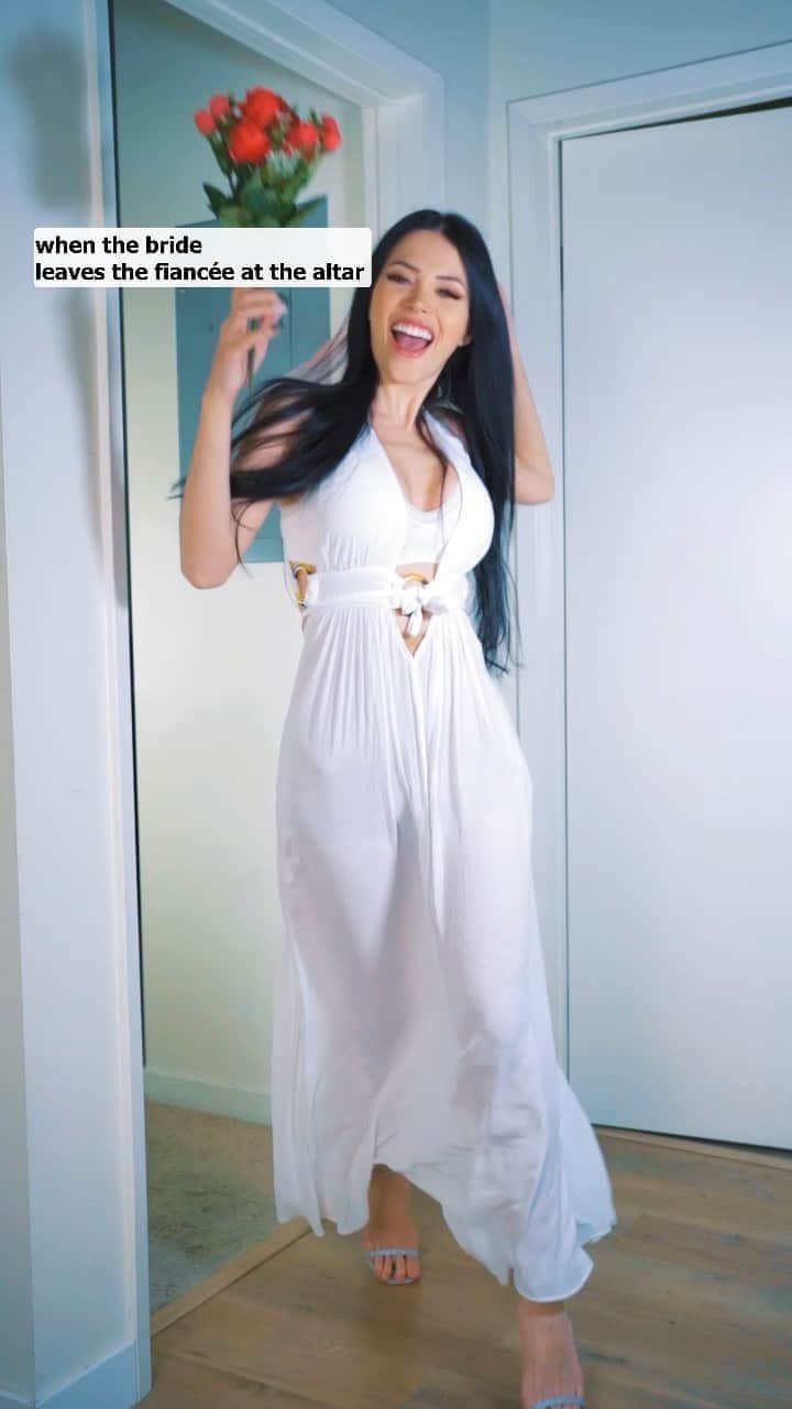 Claudia Alendeのインスタグラム：「When the bride leaves the fiancée at the altar 👰🏻」