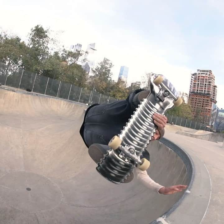 スラッシャーのインスタグラム：「✊🏾 @8ballr risking his fingers for it all 😰  🎥: @josephnicolaus」