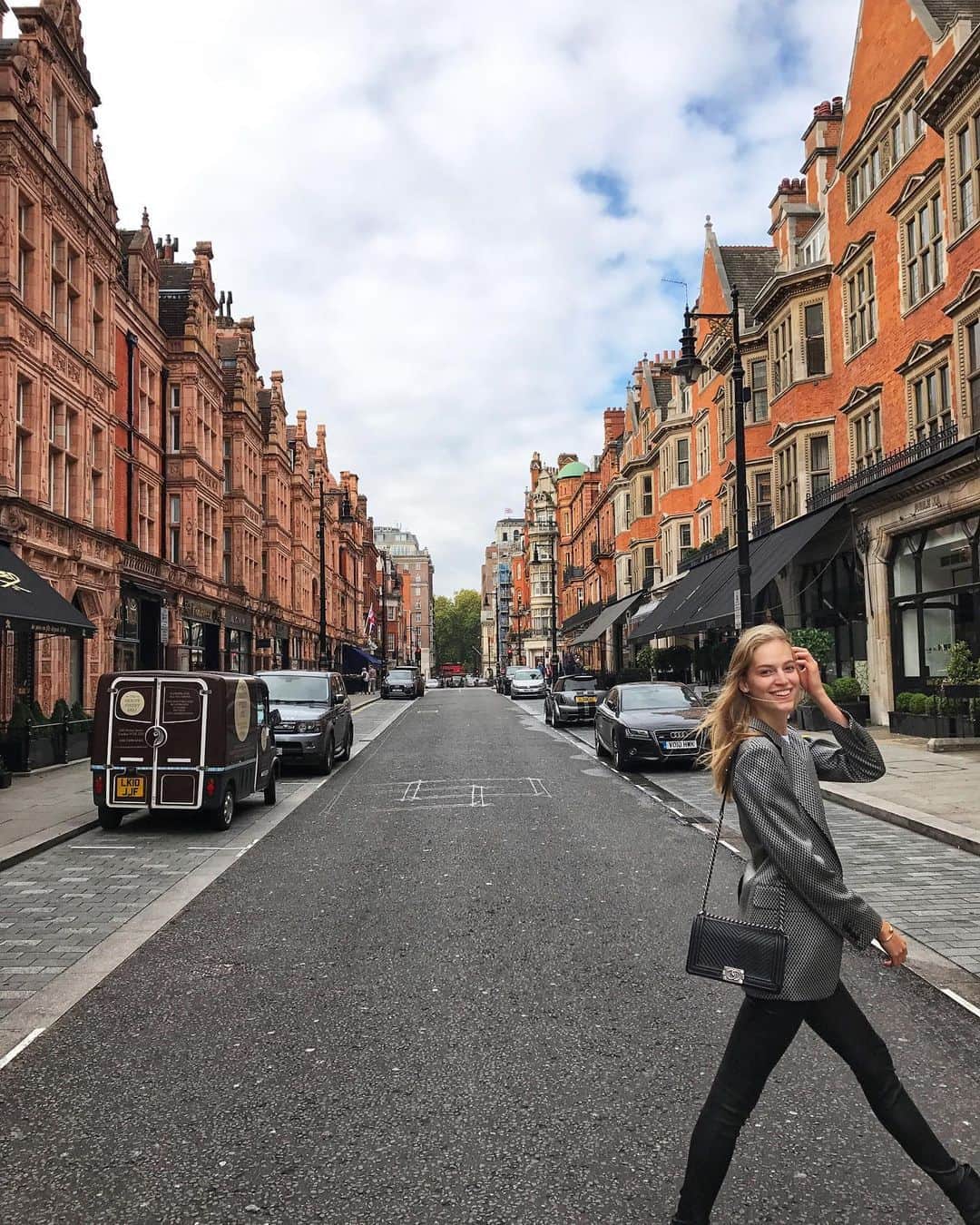 ヴァネッサ・アクセンテのインスタグラム：「London lockdown -> I guess it’s athleisure until Christmas time」