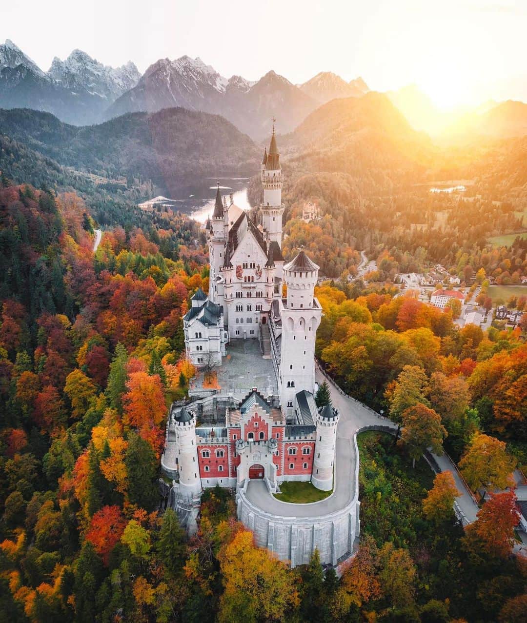 Canon Photographyさんのインスタグラム写真 - (Canon PhotographyInstagram)「Germany's Neuschwanstein Castle looks spellbinding amid fiery foliage.  Photography  @davide.anzimanni Curated by. @ianharper」11月6日 6時20分 - cpcollectives