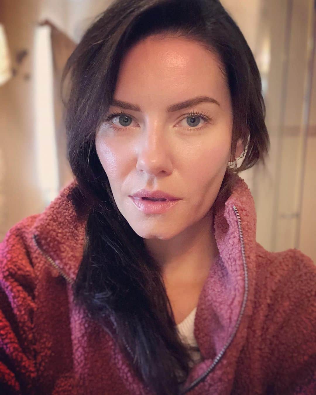 エリシャ・カスバートのインスタグラム：「Irish-countryside-quarantine-movie life. A lot going on but at the moment, nothing at all.」