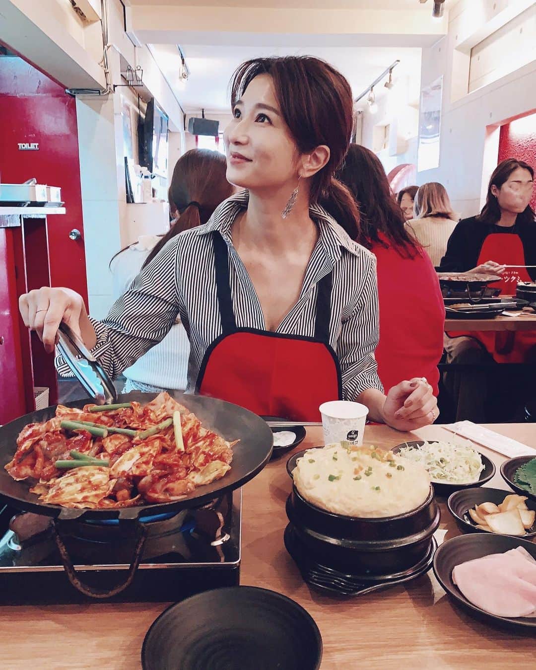 三笠 真由のインスタグラム：「まだ食べちゃダメ？﻿ ﻿ って聞いてる瞬間。  蝋人形みたいで好きな写真。﻿笑 ﻿ ﻿ 3枚目が食べごろだよ🐙﻿ ﻿ ﻿ 美味しすぎた。﻿ ﻿ 毎日食べたい。﻿ ﻿ ﻿ ﻿ ﻿ ﻿ ﻿ @hongs_shinjuku  #ホンスチュクミ﻿ #韓国料理﻿ #新大久保 #名カメラマン」