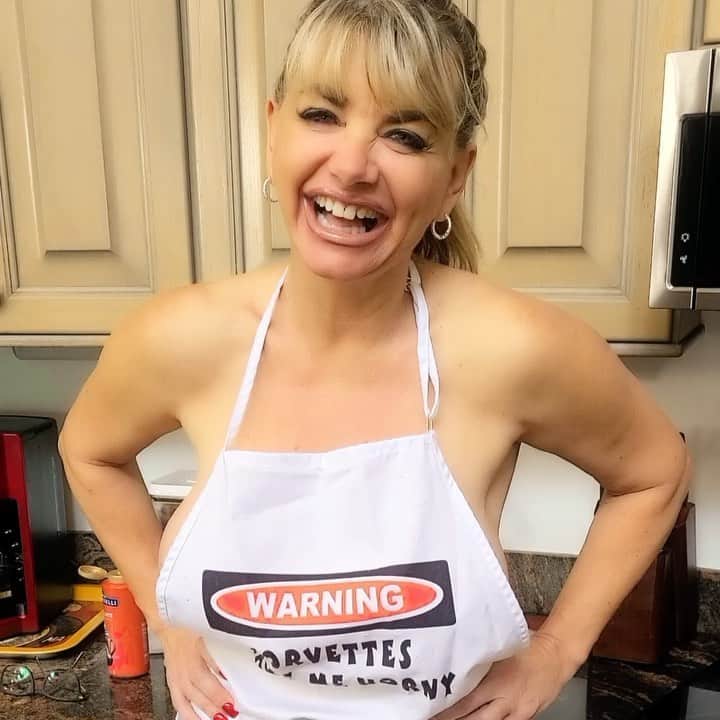 のインスタグラム：「Just a #blondejoke 😂😇 VickyFans.com 0nlyfans/vickyvette 💕」