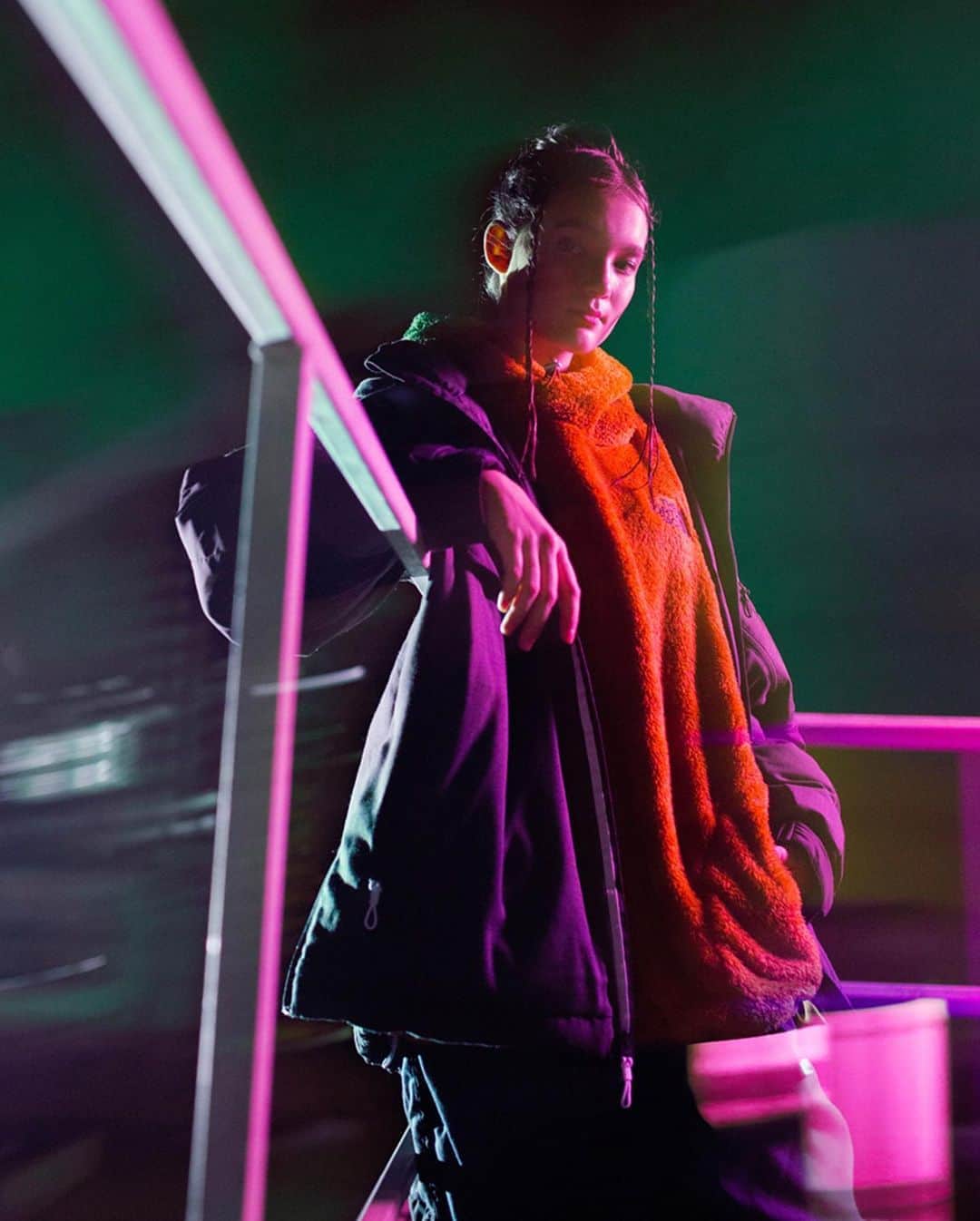 HYPEBEASTさんのインスタグラム写真 - (HYPEBEASTInstagram)「@hypebeaststyle: @thenorthface Urban Exploration's latest FW20 drop has called on "Cyber Grape" tones for its futuristic all-weather gear. Inspired by the neon lights of an urban jungle, The North Face Urban Exploration has realized a 10-piece, genderfluid range in bold tones and comfortable cuts. Reversible fleece jackets receive a “Timber Tan” and “Peak Purple” makeover, both iterations feature plush pile fabrics, color-blocked panels and two-way zippers. Elsewhere, weather-fighting parkas and pants are upgraded with a durable DWR coating that shields the wearer from the elements for adventurers on the go. The collection is set to release on November 12.⁠⠀ Photo: The North Face」11月6日 6時32分 - hypebeast
