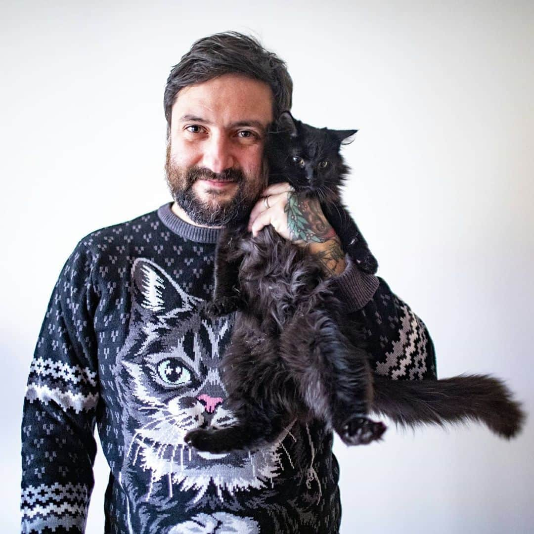 Lil BUBさんのインスタグラム写真 - (Lil BUBInstagram)「The brand new Lil Bub Knit Sweaters are now shipping, and available in SIX new designs (swipe!) at the link in our bio or through the product tags in the photos. And our swell friend Durand Jones - renowned soul singer, cat lover, and sweater connoisseur was kind enough to model for us. His kindness and positivity remind me very much of BUB, and their music is out of this world.   These are real knit sweaters, and they are (almost) as deluxe as BUB was. As always, a portion of all proceeds benefits Lil BUB’s Big FUND for special needs pets, and The BUB STORE is now our main source for funding for our non-profit. #bestjobbub #bubforever #lilbub #treatyoself」11月6日 6時33分 - iamlilbub