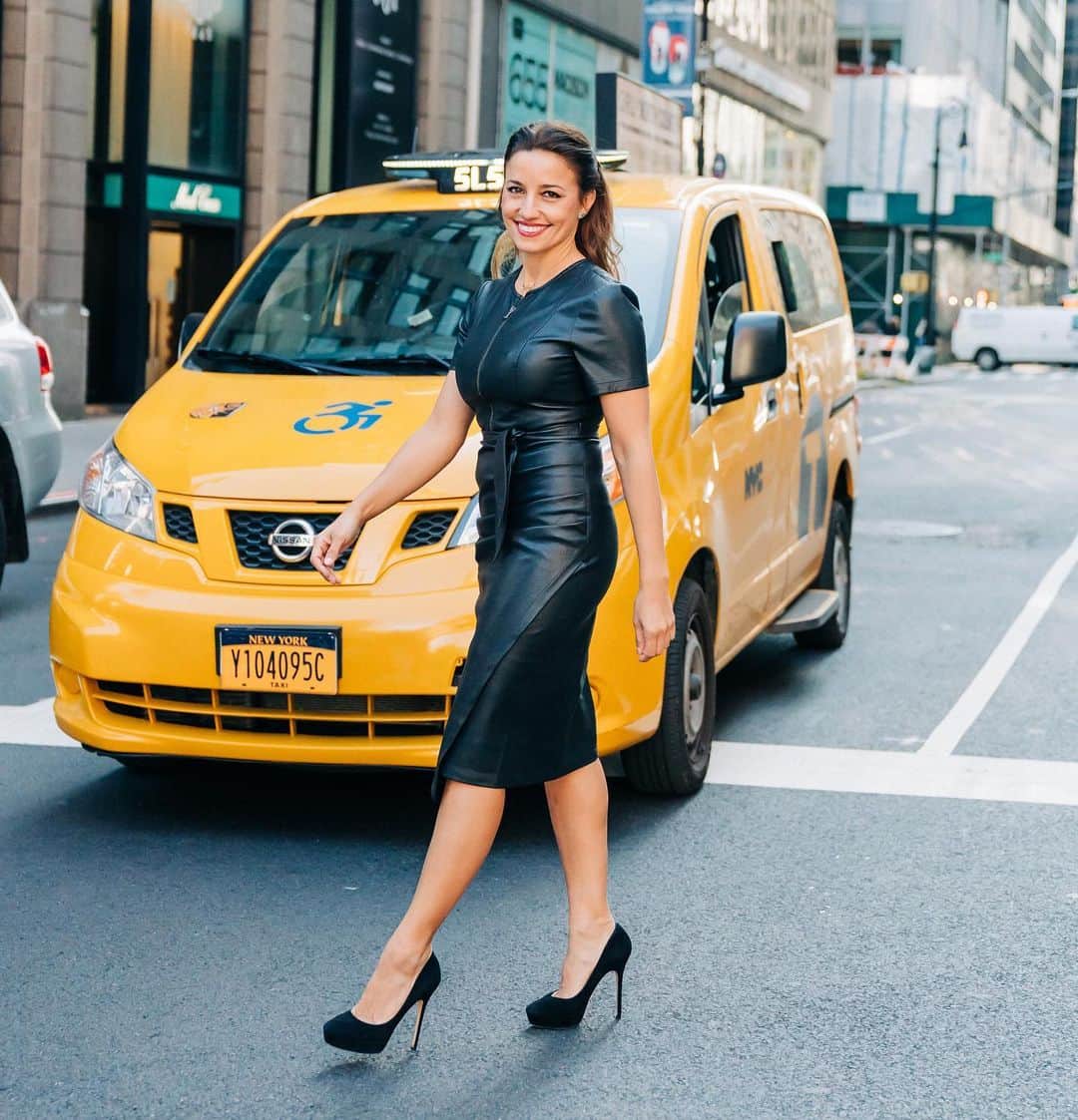 のインスタグラム：「Only three more days of The Shop Early Event! Spend $500 and receive an extra 10% off to be used during The Thanksgiving Sale. Tap now to shop @Shoshannagruss’ midi! *Promotion ends 11/8/20 at 11:59PM, Est. Discount code will be emailed to all customers who qualified for this promotion prior to the Thanksgiving sale. Code will only be valid during Thanksgiving sale. #shoshanna #sale #fauxleather #nyc #blackfriday #cybermonday」