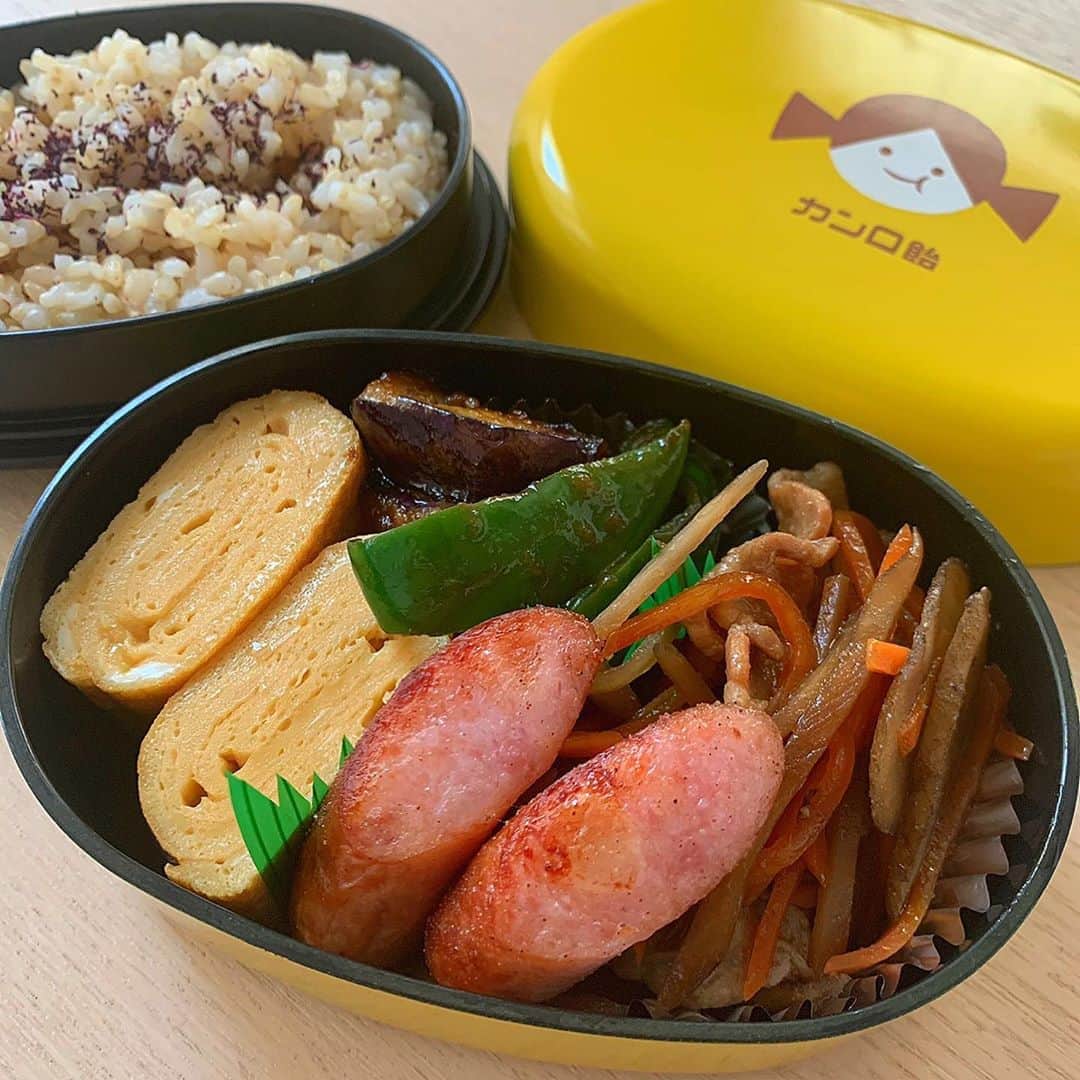 崎嫁ポァンですのインスタグラム：「+ + (*Ü*)ﾉ"おはYoϋ♡FRIDAY☁︎ + 灯油買いに行かなきゃｯｯ 火の温もりが結局1番暖かい☺️ + タイヤ交換ゎ月曜日する予定👨‍🦲 + MY HOUSE account☞ @77ponstagram99  #崎嫁弁当  + + + #お弁当#弁当#lunch#lunchbox#bento#food#yummy#delicious#旦那弁当#愛妻弁当#自分弁当#料理#サラメシ#お弁当箱#お昼ごはん#ごはん#ご飯#和食#2段弁当」