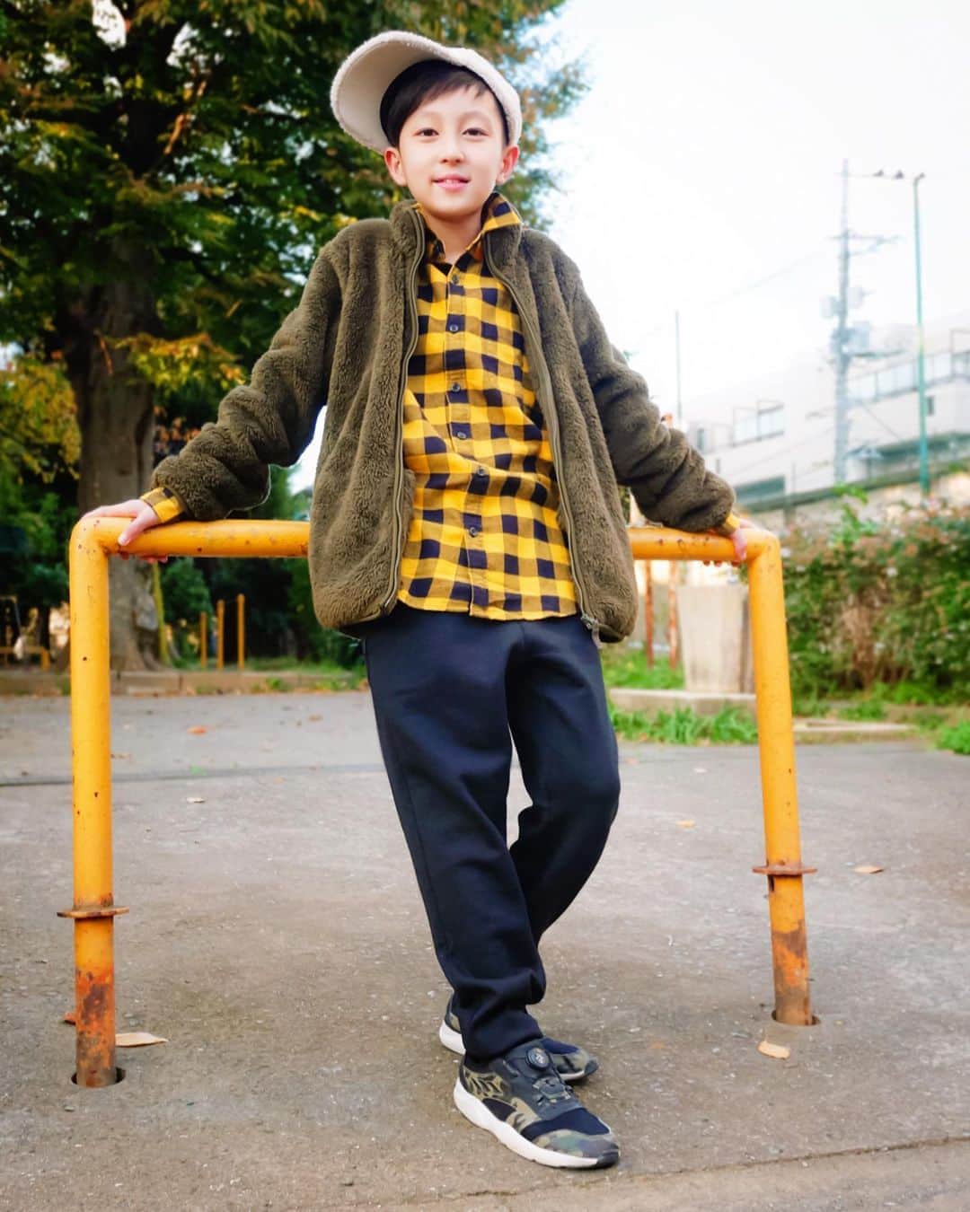 atmmyさんのインスタグラム写真 - (atmmyInstagram)「こちらも全身ユニクロです🍂  先日頂いたギフトボックスに入ってた商品だけでコーディネートしました^_^  サイズ展開が160まであるのは助かる👌 ﻿ 今回使ったアイテムはこちらです💁‍♀️ ﻿ ﻿ ✅ ファーリーフリースジャケット﻿  ∟ とにかく軽くて暖かくて毛布の様にフワフワ♪﻿ ﻿ ✅ フランネルチェックシャッツ﻿  ∟ 手触りが良い100%のフランネルシャツ。羽織りとしても使えるサイズ感になってます。﻿﻿ ﻿ ✅ ウルトラストレッチドライスウェットパンツ﻿  ∟超ストレッチで柔らか❤︎ウエストの調整も出来るのでワンサイズ上を着用してます。﻿ ﻿ ﻿ UNIQLO KIDS GIFTBOXキャンペーンのPRさせて頂いてます(..◜ᴗ◝..)﻿ ﻿ @uniqlo_jp  @uniqlo_ginza  @uniqlo ﻿ #ユニクロキッズコーデ2020fw  #uniqlokids2020FW #uniqlokidsbox #UNIQLOKIDS #kidsfashion #pr #10歳#キッズファッション #kidsfashion  #息子コーデ ﻿ #キッズコーデ男の子 #男の子ファッション ﻿#キッズヘア #ツーブロック男子  #プチプラファッション  #一眼スニーカーズ  #ストリートファッション ﻿#親バカ部  #ジャパスニ」11月6日 6時41分 - atmmy