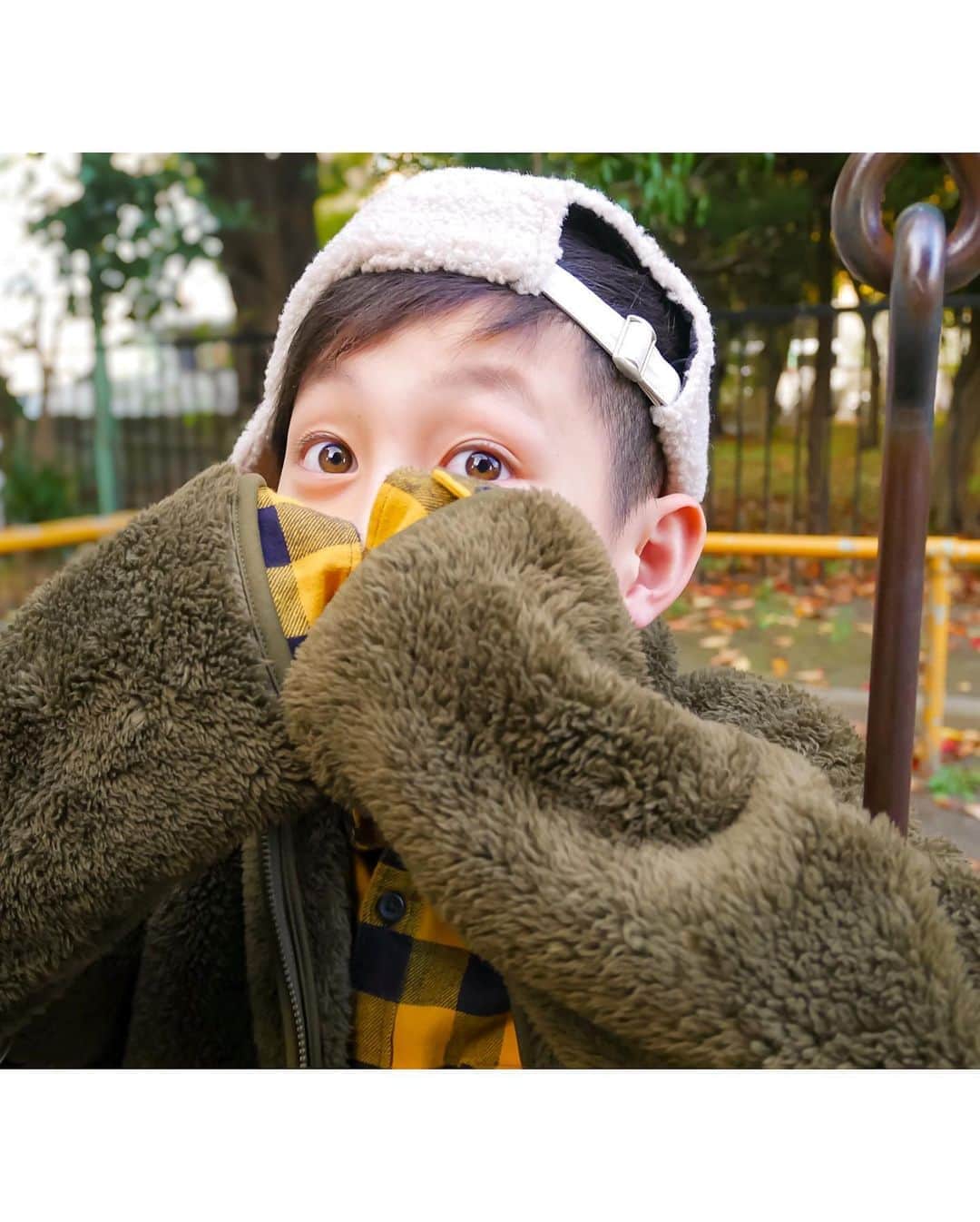 atmmyさんのインスタグラム写真 - (atmmyInstagram)「こちらも全身ユニクロです🍂  先日頂いたギフトボックスに入ってた商品だけでコーディネートしました^_^  サイズ展開が160まであるのは助かる👌 ﻿ 今回使ったアイテムはこちらです💁‍♀️ ﻿ ﻿ ✅ ファーリーフリースジャケット﻿  ∟ とにかく軽くて暖かくて毛布の様にフワフワ♪﻿ ﻿ ✅ フランネルチェックシャッツ﻿  ∟ 手触りが良い100%のフランネルシャツ。羽織りとしても使えるサイズ感になってます。﻿﻿ ﻿ ✅ ウルトラストレッチドライスウェットパンツ﻿  ∟超ストレッチで柔らか❤︎ウエストの調整も出来るのでワンサイズ上を着用してます。﻿ ﻿ ﻿ UNIQLO KIDS GIFTBOXキャンペーンのPRさせて頂いてます(..◜ᴗ◝..)﻿ ﻿ @uniqlo_jp  @uniqlo_ginza  @uniqlo ﻿ #ユニクロキッズコーデ2020fw  #uniqlokids2020FW #uniqlokidsbox #UNIQLOKIDS #kidsfashion #pr #10歳#キッズファッション #kidsfashion  #息子コーデ ﻿ #キッズコーデ男の子 #男の子ファッション ﻿#キッズヘア #ツーブロック男子  #プチプラファッション  #一眼スニーカーズ  #ストリートファッション ﻿#親バカ部  #ジャパスニ」11月6日 6時41分 - atmmy