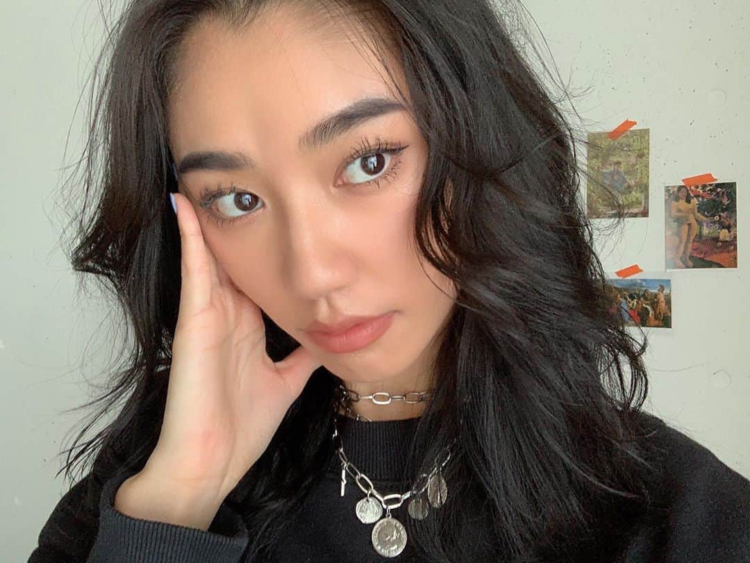 松本優のインスタグラム：「. . 先日　@nudeskinlabo にて 今回のメニューは カーボンフェイシャル＋マイクロスピア美容　をしていただきました🦋🔥 . . カーボン(炭のペースト)とフォトフェイシャルの光を反応させ、　古い角質を除去✌️皮脂を飛ばして毛穴の汚れをとり毛穴を収縮していただきました🤫ニキビの原因のアクネ菌の殺菌も👏 . 古い角質が取れて綺麗になった肌に1万本のマイクロスピアを入れ込み、肌の活性化、再生を促進し、手では届かない深部に美容成分を導入🧚🏼 . 自宅ではできないたくさんのケアをしていただきました🤓 本当にマスクで肌荒れに悩んでる私にはたくさん勉強できることも教えてもらって、新しいニキビができにくくなった😳 . 気になる方はチェックです🦋 @hanako_degawa  . . #美容#肌荒れ#ニキビ」