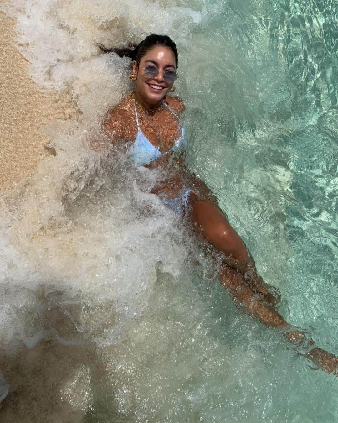 ヴァネッサ・ハジェンズさんのインスタグラム写真 - (ヴァネッサ・ハジェンズInstagram)「Distractions part 2- When u tryin to get the shot but the water isn’t cooperating loool」11月6日 6時46分 - vanessahudgens