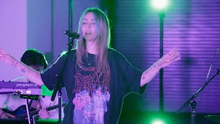 アリソン・ワンダーランドのインスタグラム：「some good vibes for the timeline.. bad things live & stripped back」