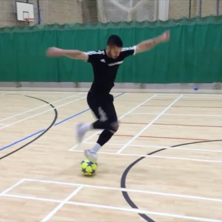 F2Freestylersのインスタグラム：「Throw back to an indoor training session! Love the yellow ball coming out!🟡⚽️」