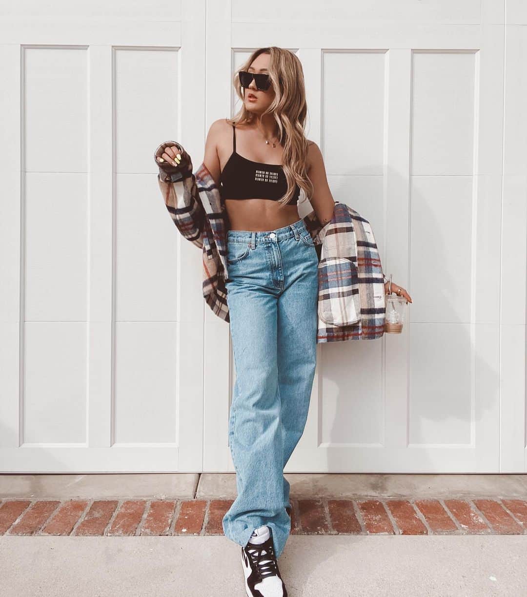 Lauren Riihimakiのインスタグラム：「I can’t tell if my anxiety is bc im over caffeinated or bc the US is shitting itself (spoiler alert: it’s both)」