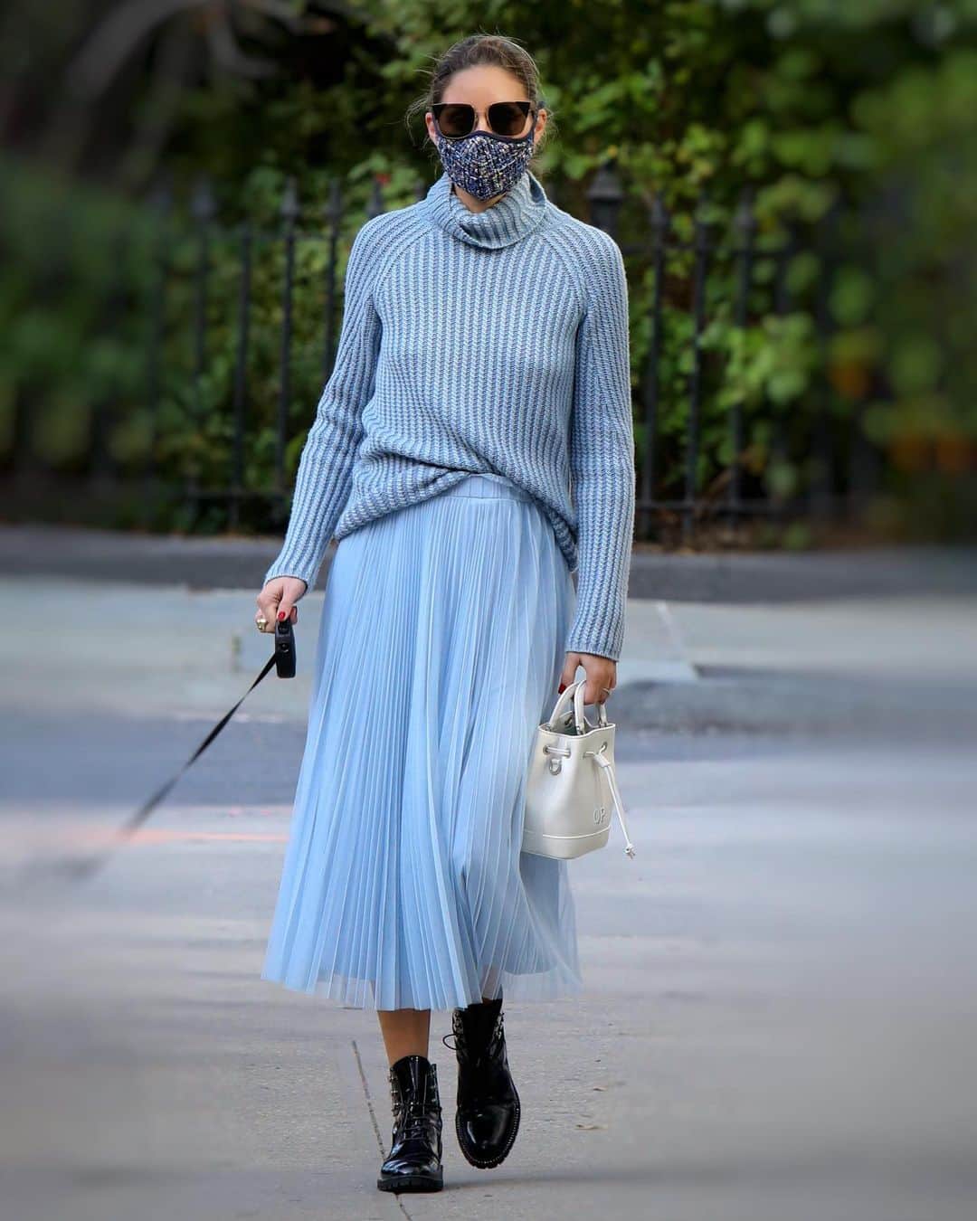 オリヴィア・パレルモのインスタグラム：「FASHION DISTRACTION:⁣ ⁣ They say blue is calming 💙  Revisit our story on the color blue with the experts @pantone at the link in bio. Who knew we would need so much soothing energy in 2020?! 🌀」
