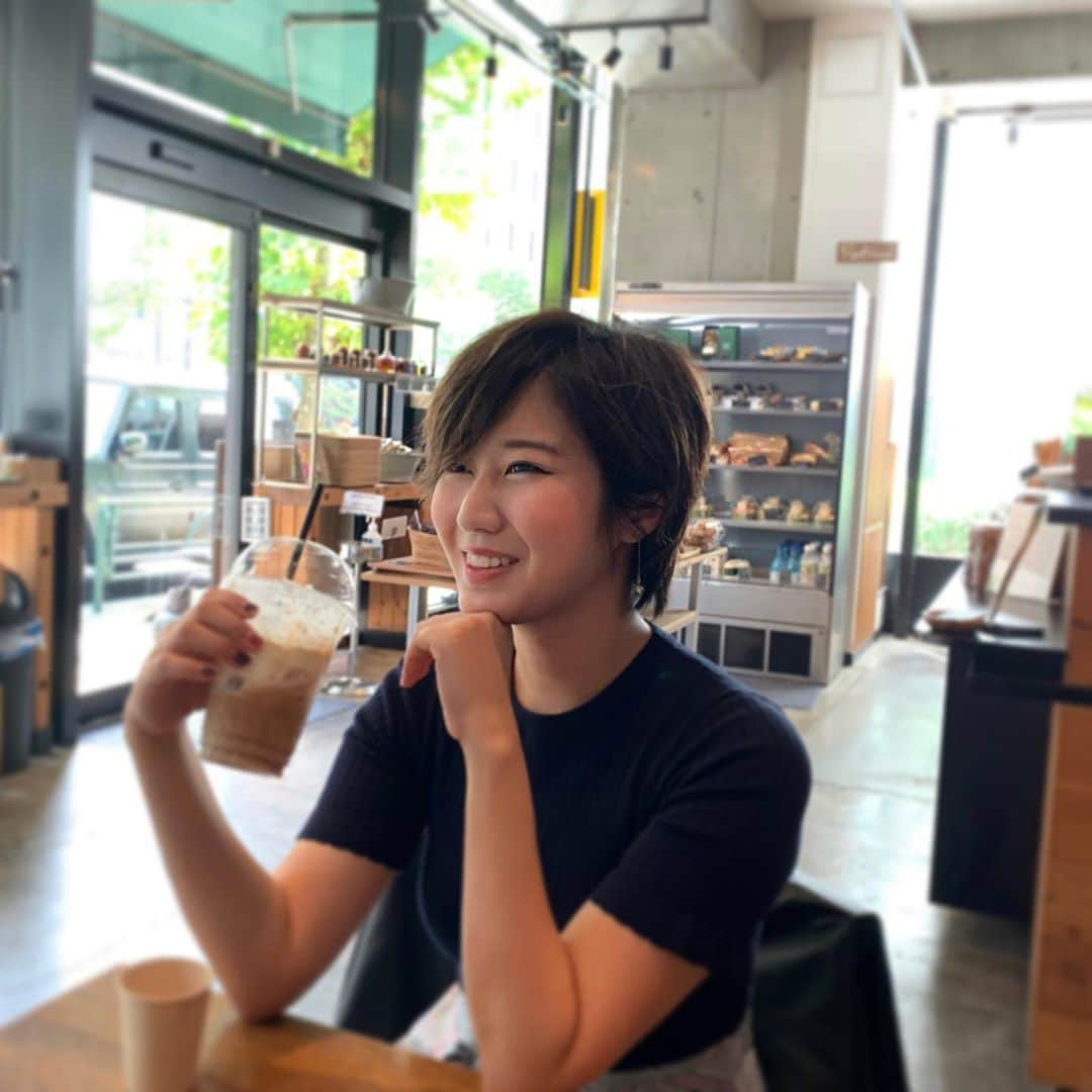 西村まおのインスタグラム：「沢村にて☕️  そろそろイベントやりたいなぁ。 主催イベントのInfluencer's EXPOはコロナの影響で2回中止になってしまったけど、来年春はやりたいと思い日々情報収集中✍️  周りの人にアイディアを貰いながら、安全に最高な時間が過ごせるイベントに仕上げられそうです✨✨  開催告知がしっかりできるよう運営一同、頑張ります！！  #influencersexpo #インフルエンサーズエキスポ #イベント #イベント企画 #沢村ベーカリー  #広尾カフェ」