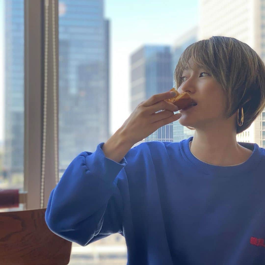 &mのインスタグラム：「ガーリックトースト🧄🥖だいすき💙 今日もがんばろー💙night liveで💙」