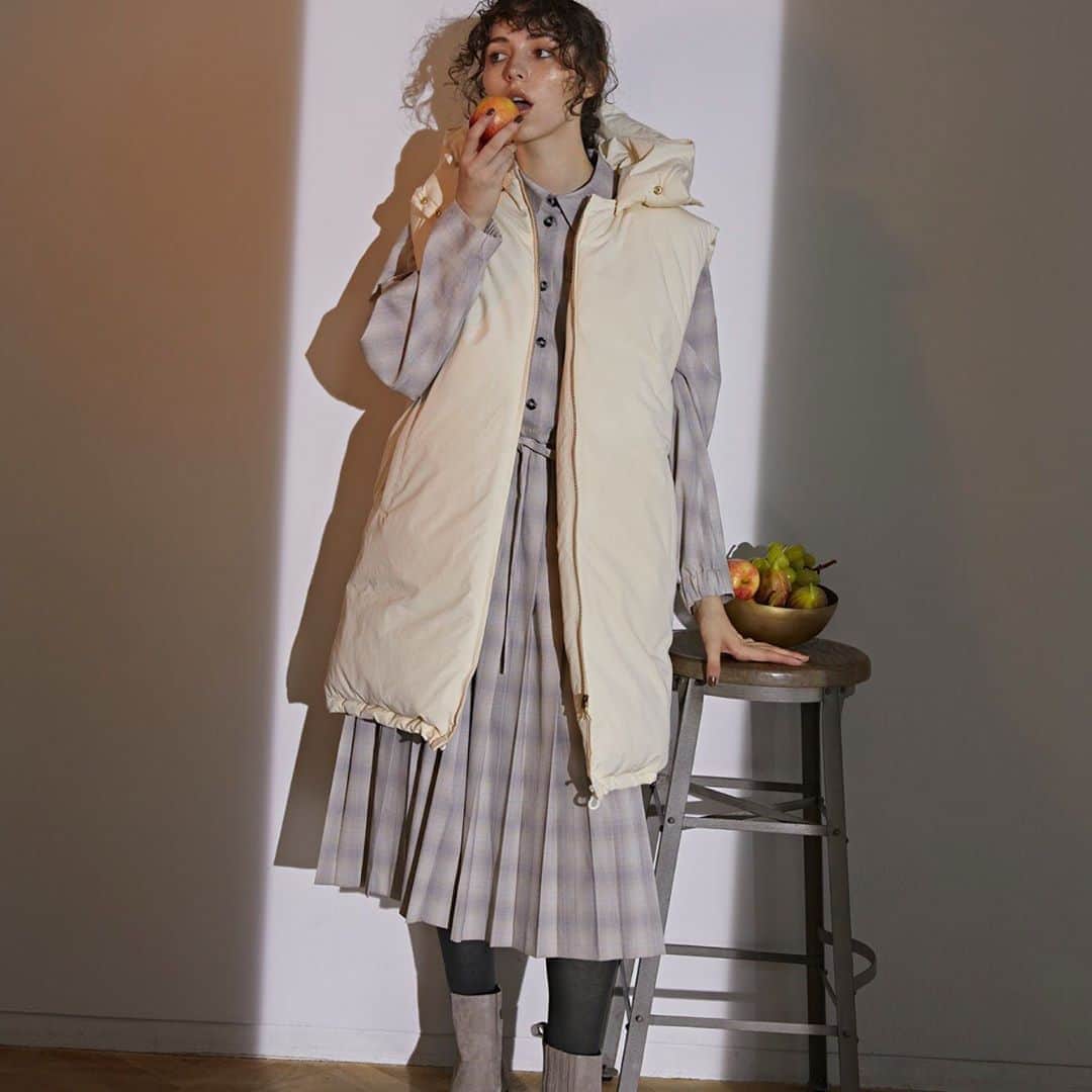 エリオポールのインスタグラム：「. HAVE A LOVELY DAY 10.23.-11.26.  . VEST [INSCRIRE]  89,000yen+tax SHIRT [BAUM UND PFERDGARTEN]  52,000yen+tax SKIRT [BAUM UND PFERDGARTEN]  48,000yen+tax PIERCED EARRING [SHYLA]  8,000yen+tax BOOTS [MARI GLUDICELLI]  97,000yen+tax . . . #HELIOPOLE #エリオポール #HAVEALOVELYDAY #2020aw #autumnwinter #selectshop #fashion #CPOJACKET #style #Utility #british #britishstyle」