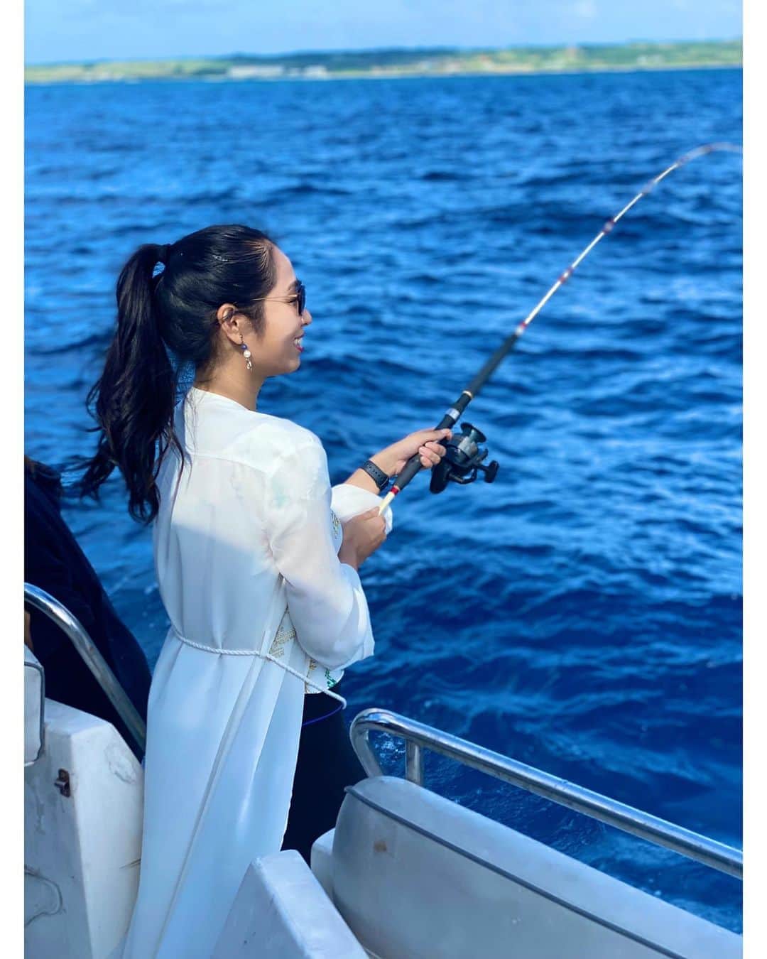 のインスタグラム：「海がとってもキレイで🏝 ここでしか釣れない魚が釣りたいと思ったけど、小さいお魚しか釣れなかった🎣 . . 魚は捌けるから🐟 うなぎ釣って捌けるようになりたいって大学生の頃から密かに思ってる🙃 #司会 #mc #モデル #model #リポーター #ナレーター #reporter #ナレーション #スポーツmc  #イベント #イベントmc #神戸麻衣 #釣り #釣りガール #沖縄 #宮古島」
