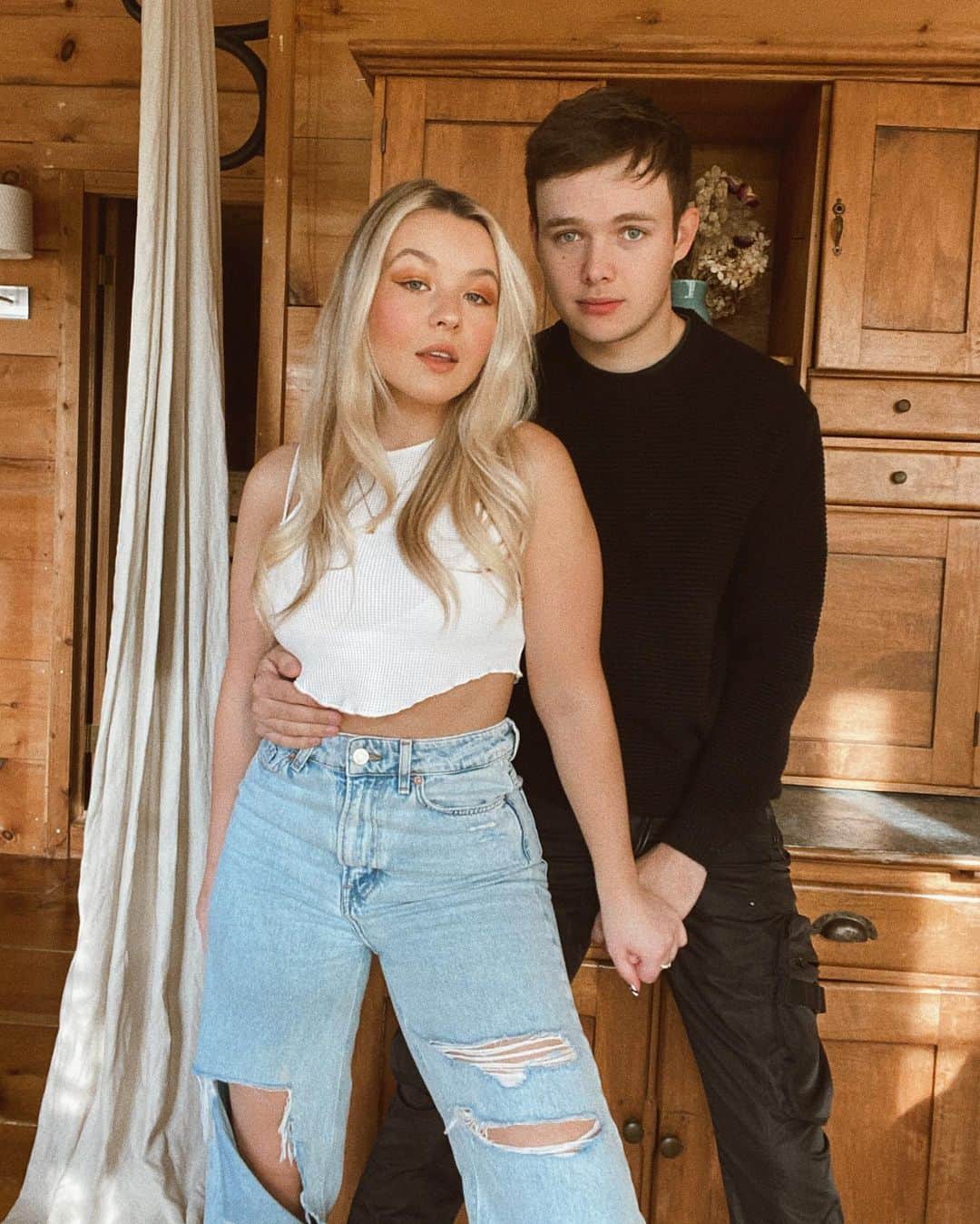 トーリ・ウェブスターのインスタグラム：「happy 5 year anniversary @adammadrzyk ❤️ all those years ago today, we sat on my university bed eating burritos and you asked me to be your girlfriend - I said yes, and have loved you ever since ✨🥺」