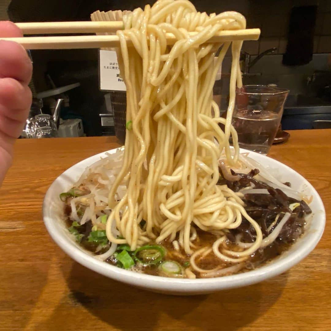 ちゃまのインスタグラム：「今は亡きウイイレ女子を想いながら熊本ラーメンを食してきました。 いつもより塩っぱかったです」