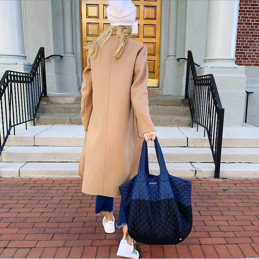 のインスタグラム：「"Today I refuse to stress myself out about things I cannot control or change." — @agikonwalia, on her way to a good day with our Large Metro Tote. #PostiveVibes」