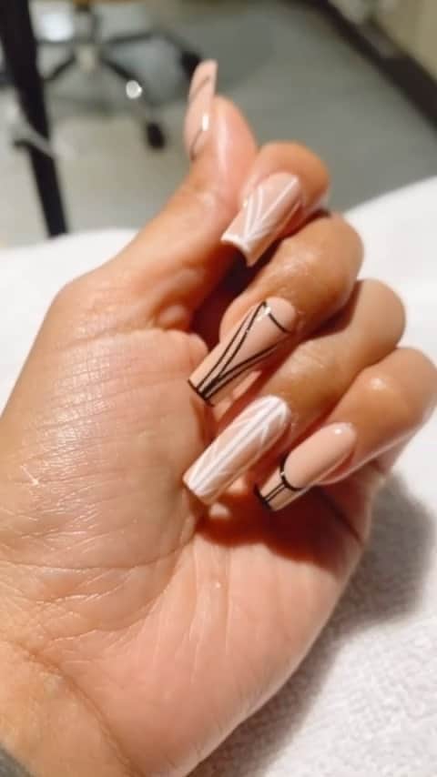 リアン Vのインスタグラム：「Just some line work by @tracynailssss 💅🏻😍 inspired by my friend @chaunlegend 😘」