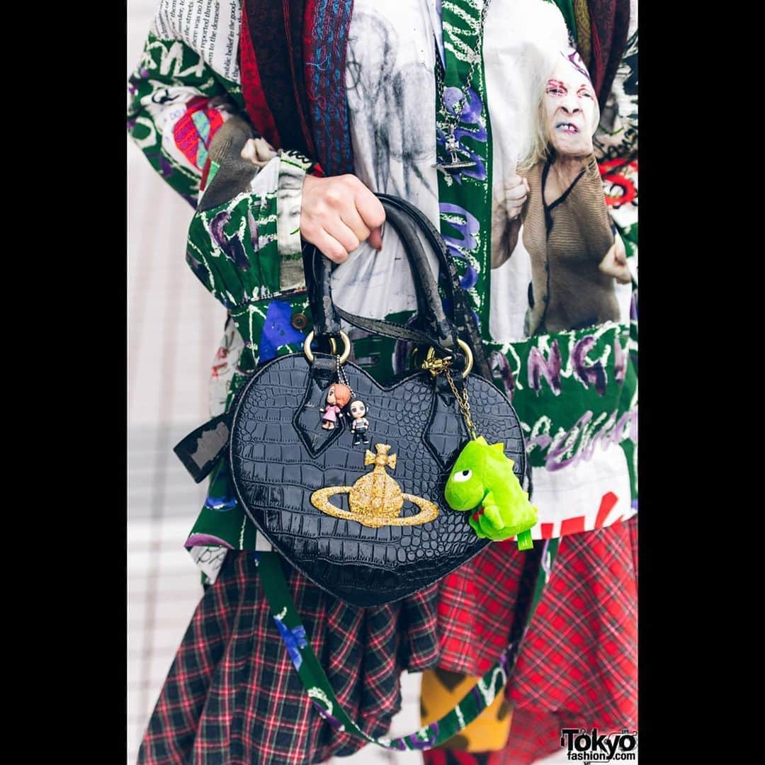 ユリコ・タイガーさんのインスタグラム写真 - (ユリコ・タイガーInstagram)「🇯🇵 VIVIENNE WESTWOOD: 尊敬する女性！     土星を代表するブランド、というとVivienne Westwoodのブランドは私の思春期の時、Sex PistolsとNanaから原宿ファッションまで一定だった。勉強しているうちにブランドのストーリーを知って、ブランドを立ち上げた女性に感心した。  スタイリストとしてだけでなく、女性としてもすごく尊敬している。  彼女の選択を批判する人はたくさんいるけど、私は彼女の創造力とかたとえようもないスタイルが大好き。  私はずっとこの世界で目立ち、生き残るためには、境界線の外に出る必要があると思っている。 そうじゃなかったら、彼女はこんなに素敵になることはなかっただろう。で、私もそうだよ。  🇬🇧 𝕍𝕀𝕍𝕀𝔼ℕℕ𝔼 𝕎𝔼𝕊𝕋𝕎𝕆𝕆𝔻 𝔸 𝕨𝕠𝕞𝕒𝕟 𝕥𝕙𝕒𝕥 𝕀 𝕒𝕕𝕞𝕚𝕣𝕖!   The logo that represents both Saturn and Vivienne Westwood has being a companion of mine during my adolescence: from the Sex Pistols, to Nana and then the Harajuku fashion. I truly admire her, both as stylist and woman. There are a lot of people that criticize her for the choices she made, but I appreciate her creativity and uniqueness. I’ve always thought that to make it in this world, being different and true to what we are is the key.   🇮🇹 𝕍𝕀𝕍𝕀𝔼ℕℕ𝔼 𝕎𝔼𝕊𝕋𝕎𝕆𝕆𝔻  𝕌𝕟𝕒 𝕕𝕠𝕟𝕟𝕒 𝕕𝕒 𝕤𝕥𝕚𝕞𝕒𝕣𝕖!  Il marchio rappresentante Saturno, nonché quello di Vivienne Westwood, è stata una costante durante la mia adolescenza: dai Sex Pistols, a Nana e poi la moda Harajuku. Mi documentai sulla storia del brand e di colei che ne era la mente, così scoprii di avere una forte ammirazione nei suoi confronti; non solo come stilista ma anche come donna. Sono molte le persone che la criticano per le sue scelte ma io apprezzo la sua creatività, riconoscibile ed incomparabile in ogni suo tocco di stile. Ho sempre pensato che per distinguersi e sopravvivere in questo mondo, ci sia bisogno andare fuori dalle righe. Altrimenti lei non sarabbe arrivata ad essere chi è, ed io tanto meno.  #tokyofashion #tokyo #tokyostyle #harajukustyle #harajukufashion #viviennewestwood #punk #girl #model #snaps #nana #aiyazawa #ナナ #矢沢あい #原宿 #原宿ファション #パンク #モデル #外国人モデル #東京ファション #東京 #giappone #japan #modella」11月6日 7時11分 - yurikotiger