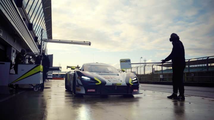 のインスタグラム：「It’s almost time to go racing! #britishgt #silverstone500 🎥@huck93」